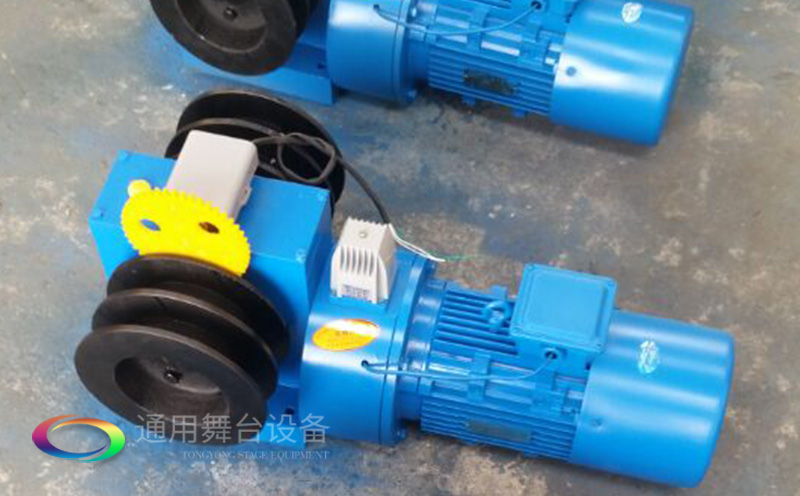 通用舞臺吊桿高標準承接廣州市培英中學報告廳項目，大屏幕顯示系統、音頻擴聲系統、燈光系統、舞臺吊桿及機械等多系統相互協作