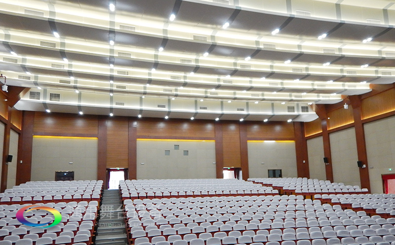 通用舞臺吊桿高標準承接廣州市培英中學報告廳項目，大屏幕顯示系統、音頻擴聲系統、燈光系統、舞臺吊桿及機械等多系統相互協作