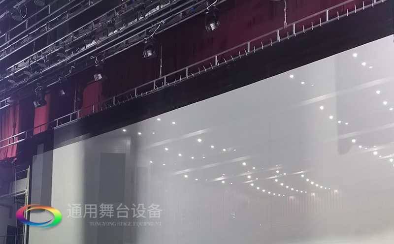通用舞臺(tái)承建：南京曉莊學(xué)院報(bào)告廳舞臺(tái)項(xiàng)目（舞臺(tái)音響、舞臺(tái)燈光吊桿、舞臺(tái)幕布等）