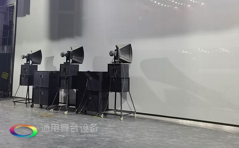 通用舞臺(tái)承建：南京曉莊學(xué)院報(bào)告廳舞臺(tái)項(xiàng)目（舞臺(tái)音響、舞臺(tái)燈光吊桿、舞臺(tái)幕布等）