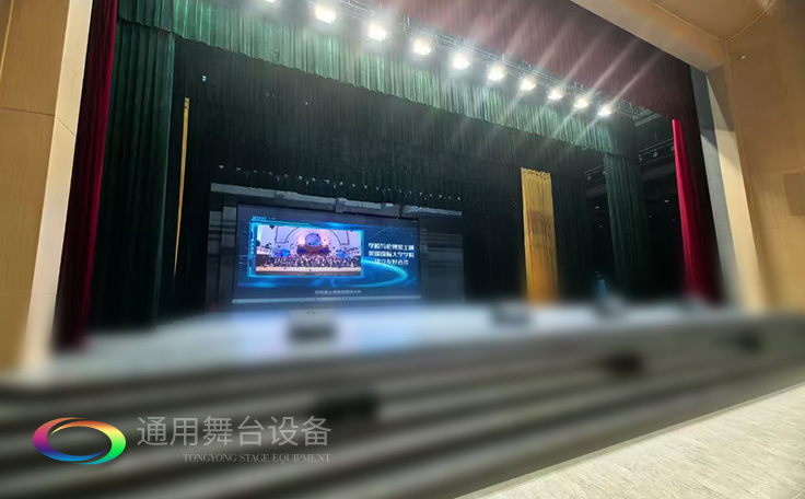 戴南文化藝術(shù)中心禮堂舞臺(tái)設(shè)備、舞臺(tái)阻燃幕布全面升級(jí) 賦能多元藝術(shù)呈現(xiàn)