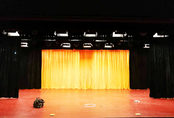 舞臺二、三道幕布